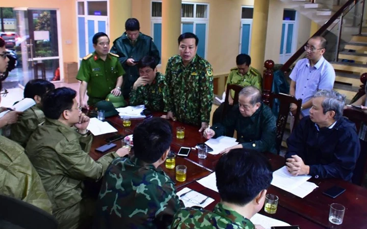 Lãnh đạo Quân khu 4, tỉnh Thừa Thiên Huế và các lực lượng chức năng họp bàn phương án cứu hộ, cứu nạn. Ảnh: BÌNH MINH