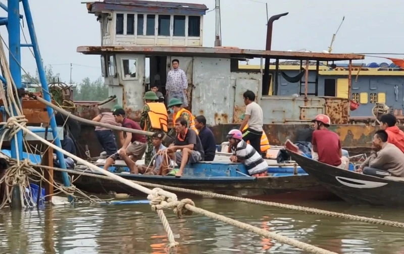 Lực lượng cứu hộ tìm thấy hai nạn nhân trong thân tàu bị chìm.