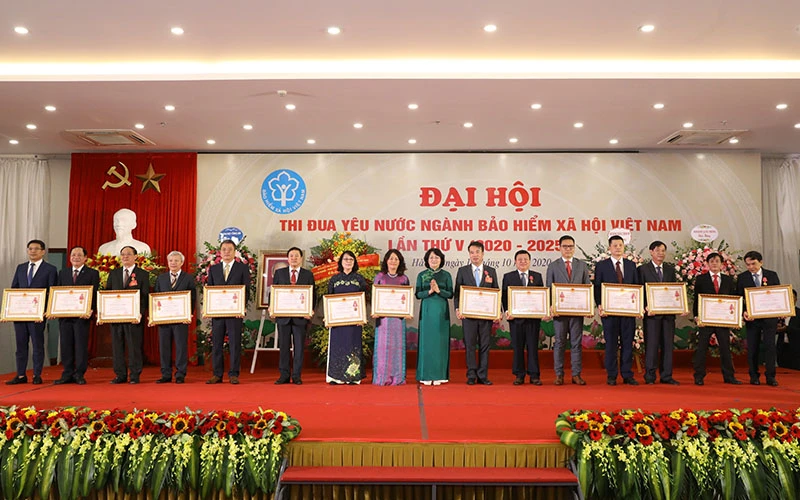 Phó Chủ tịch nước Đặng Thị Ngọc Thịnh trao tặng Huân chương Lao động cho các tập thể, cá nhân có thành tích xuất sắc (Ảnh: VSS).