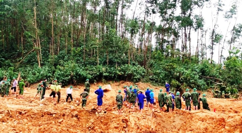 Lực lượng cứu hộ, cứu nạn đang khẩn trương tìm kiếm những người mất tích tại khu vực Tiểu khu 67, Trạm Kiểm lâm sông Bồ.