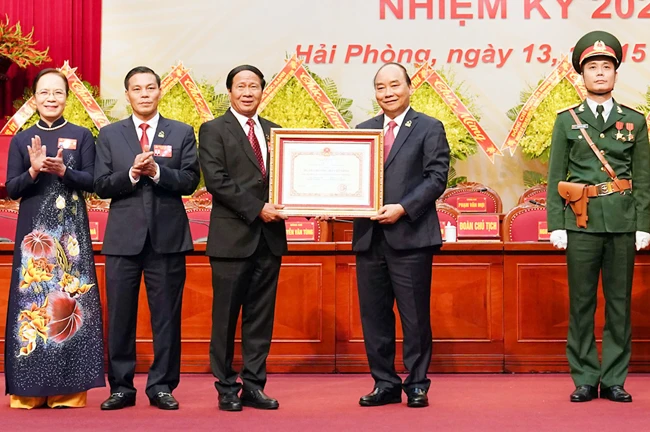 Thủ tướng Nguyễn Xuân Phúc trao Huân chương Hồ Chí Minh tặng Đảng bộ, chính quyền và nhân dân TP Hải Phòng. Ảnh: QUANG KHÁNH