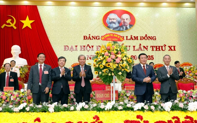 Thay mặt Bộ Chính trị, Ban Bí thư, đồng chí Nguyễn Xuân Thắng tặng lẵng hoa chúc mừng Đại hội.