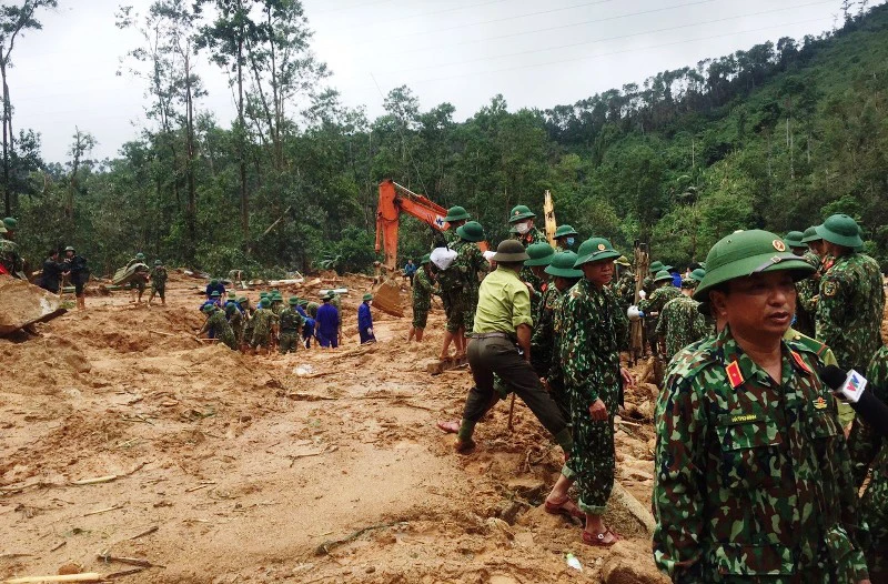 Các lực lượng cứu hộ cứu nạn tích cực tìm kiếm những người mất tích tại hiện trường khu vực Tiểu khu 67, Trạm Kiểm lâm sông Bồ.