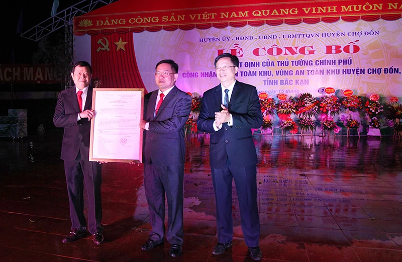 Lãnh đạo tỉnh Bắc Kạn trao quyết định công nhận của Thủ tướng Chính phủ cho huyện Chợ Đồn. 