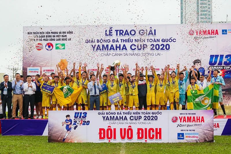 Các cầu thủ Sông Lam Nghệ An lần thứ 8 vô địch U13 toàn quốc.