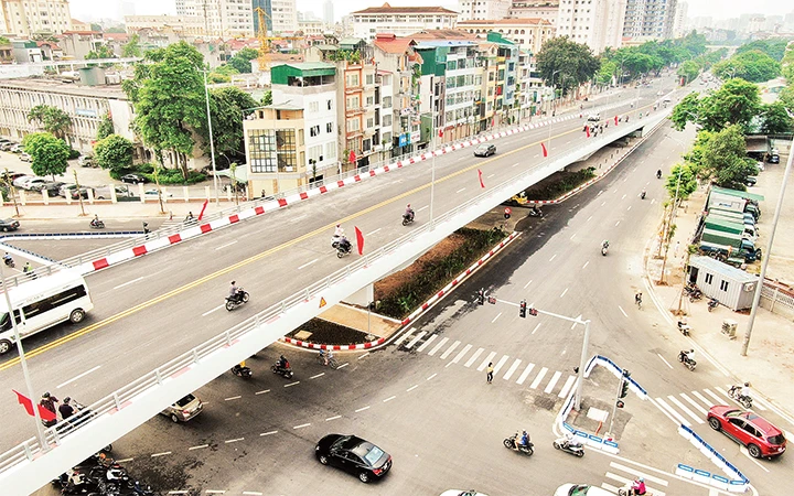 Công trình cầu vượt nút giao Nguyễn Văn Huyên - Hoàng Quốc Việt được đầu tư xây dựng từ nguồn ngân sách thành phố. Ảnh: NGỌC MAI