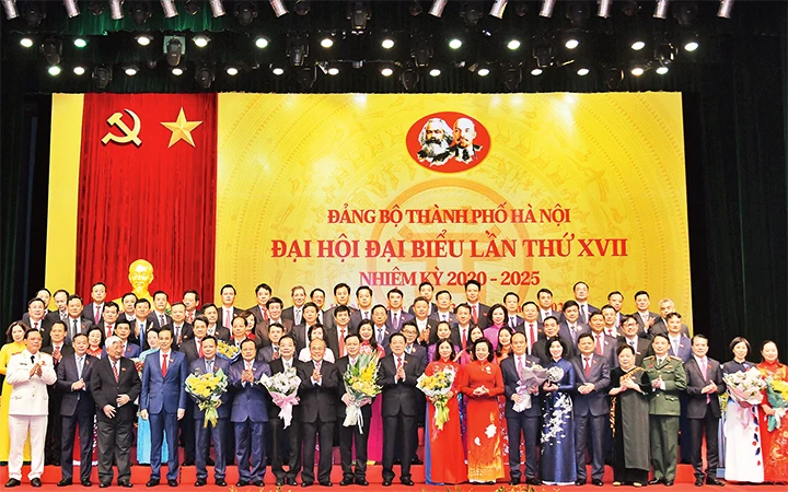 Ban Chấp hành Đảng bộ thành phố Hà Nội nhiệm kỳ 2020-2025 ra mắt Đại hội. Ảnh: DUY LINH
