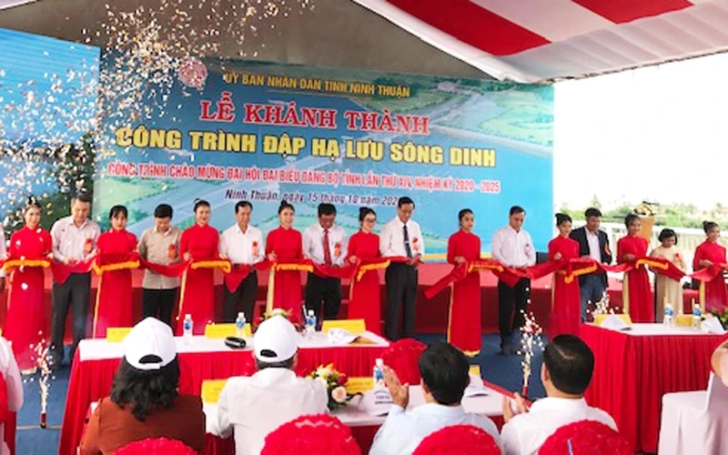 Lãnh đạo tỉnh Ninh Thuận, nhà thầu thi công và các đại biểu cắt băng khánh thành công trình.