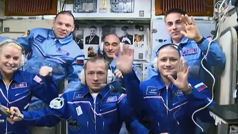 Trạm vũ trụ quốc tế hiện có sáu phi hành gia. Các thành viên phi hành đoàn của Expedition 64 Kate Rubins, Sergey Ryzhikov và Sergey Kud-Sverchkov (hàng trước từ trái sang) cùng các thành viên phi hành đoàn của Expedition 63 (hàng sau từ trái sang) Ivan Vagner, Anatoly Ivanishin và Chris Cassidy trên Trạm vũ trụ. Ảnh: NASA.