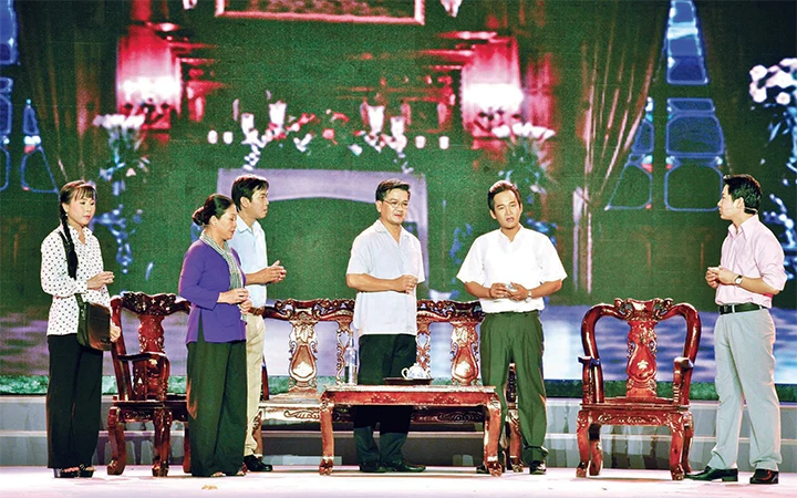 Tác phẩm sân khấu “Thành phố buổi bình minh” của Nhà hát cải lương Trần Hữu Trang được trao giải B cuộc vận động sáng tác với chủ đề “Mãi mãi một tình yêu”.