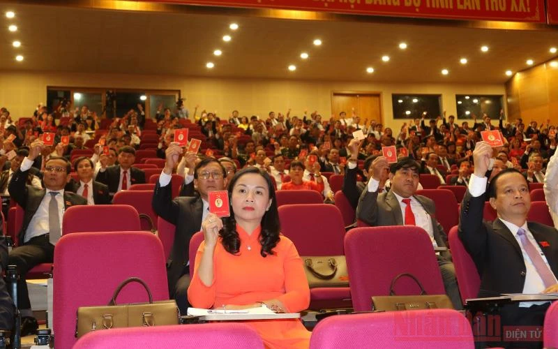 Các đại biểu biểu quyết số lượng nhân sự bầu Ban Chấp hành Đảng bộ tỉnh Bình Định khóa 20, nhiệm kỳ 2020 - 2025.