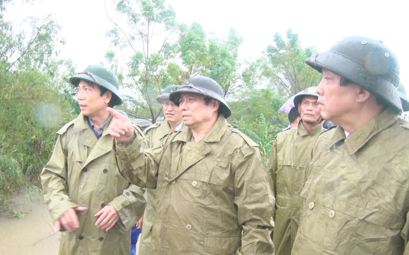 Đồng chí Phạm Minh Chính cùng lãnh đạo tỉnh Quảng Trị kiểm tra tình hình lũ lụt tại huyện Hải Lăng chiều 16-10 (Ảnh: Quang Huy).