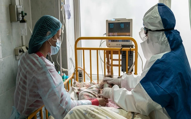Bé gái mắc Covid-19 được mẹ và bác sĩ chăm sóc tại khu điều trị tích cực ở vùng Chernivtsi, Ukraine. (Ảnh: UNICEF)