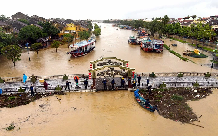 Nước lũ dâng cao gây ngập tại phố cổ Hội An, tỉnh Quảng Nam. Ảnh: PHI LONG
