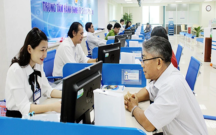 Giải quyết thủ tục hành chính cho các cá nhân và doanh nghiệp tại Trung tâm Hành chính công tỉnh Đồng Nai. Ảnh: NGUYỆT HÀ