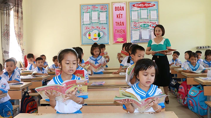 Tiết học của cô và trò lớp 1 Trường tiểu học Nghi Xuân, huyện Nghi Lộc (Nghệ An) với chương trình sách giáo khoa mới. Ảnh: TTXVN
