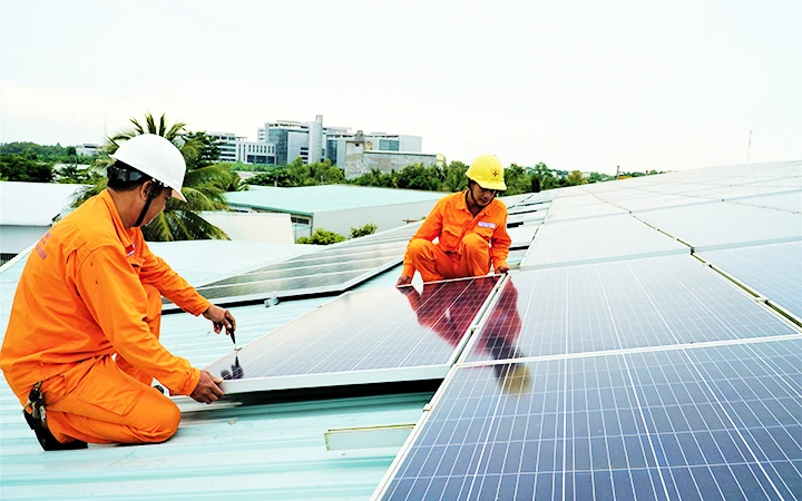 Thi công lắp đặt tấm pin hệ thống điện mặt trời mái nhà trên địa bàn tỉnh Sóc Trăng.