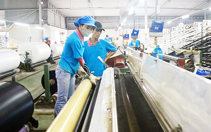 Sản xuất bạt tại Công ty TNHH Vinanewtarp Việt Nam (Khu công nghiệp Cái Lân, tỉnh Quảng Ninh). Ảnh: THANH HẰNG