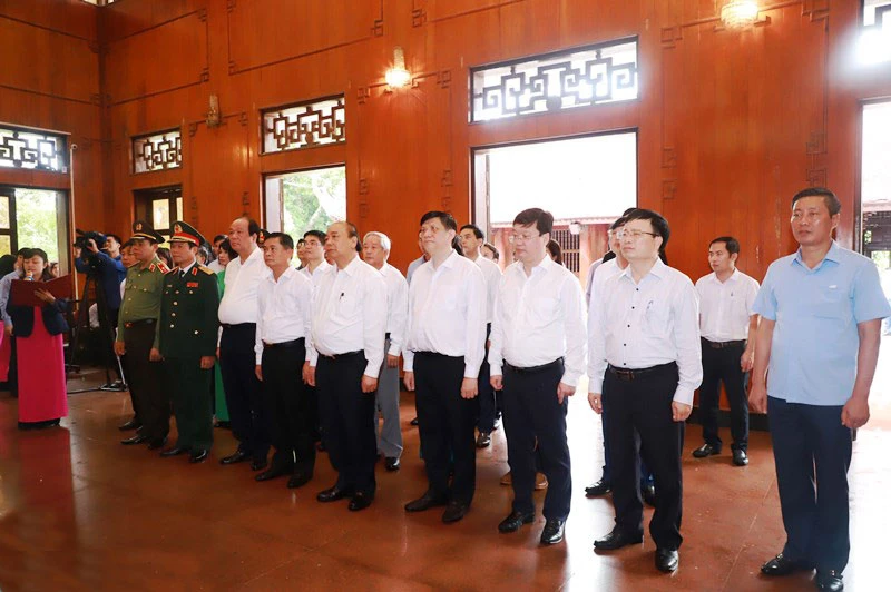 Thủ tướng Chính phủ dâng hoa, thắp hương tại Khu di tích Kim Liên.