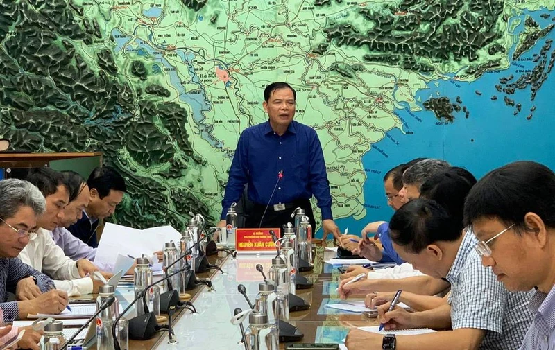 Bộ trưởng Nông nghiệp và Phát triển nông thôn, Phó Trưởng ban Thường trực Ban Chỉ đạo TƯ về PCTT Nguyễn Xuân Cường chủ trì cuộc họp về vận hành liên hồ chứa ngày 16-10.