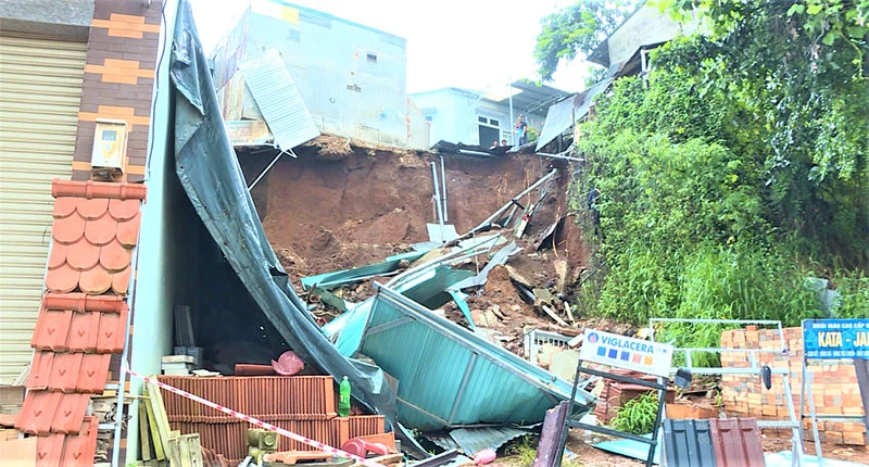 Nhà bà Đào Thị Tường Vy ở số 22/34/14 đường Bùi Thị Xuân, phường Tự An, TP Buôn Ma Thuột bị sạt lở đất sập đổ hoàn toàn vào chiều 10-10 vừa qua.