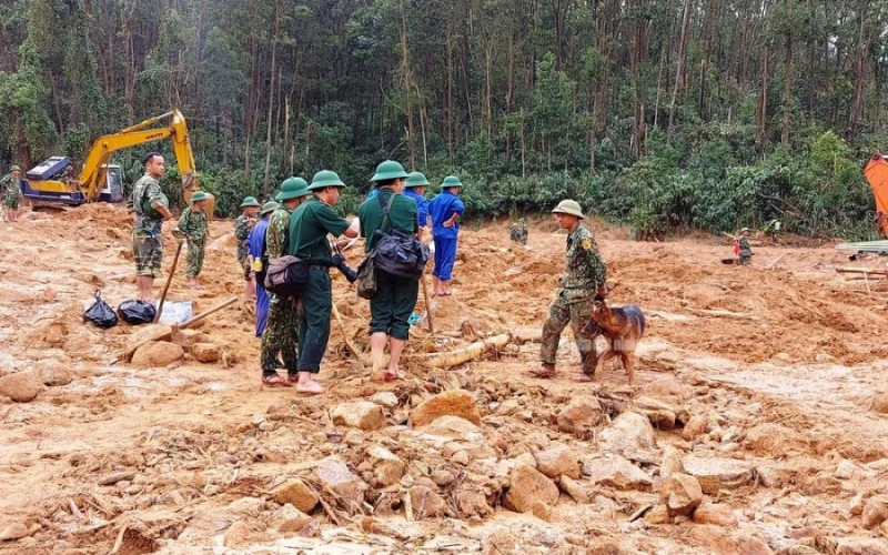 Hiện trường các lực lượng cứu hộ, cứu nạn tìm kiếm những người mất tích tại khu vực Tiểu khu 67, Trạm Kiểm lâm sông Bồ (Ảnh: Công Hậu).