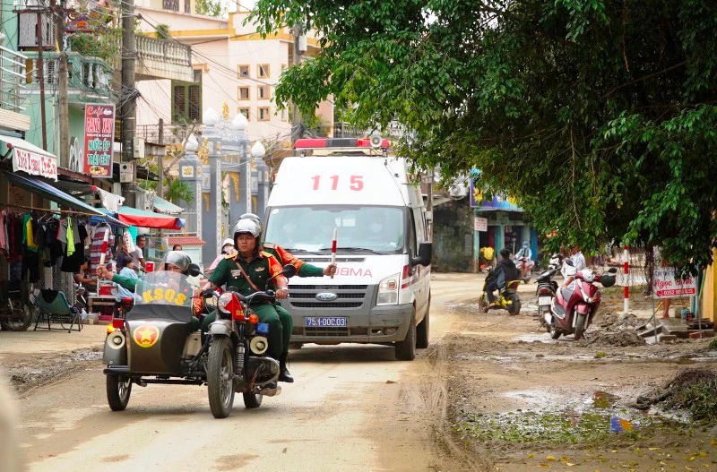  Xe cứu thương đưa các nạn nhân của đoàn công tác gặp nạn tại Tiểu khu 67 về Bệnh viện Quân y 268 (TP Huế). 