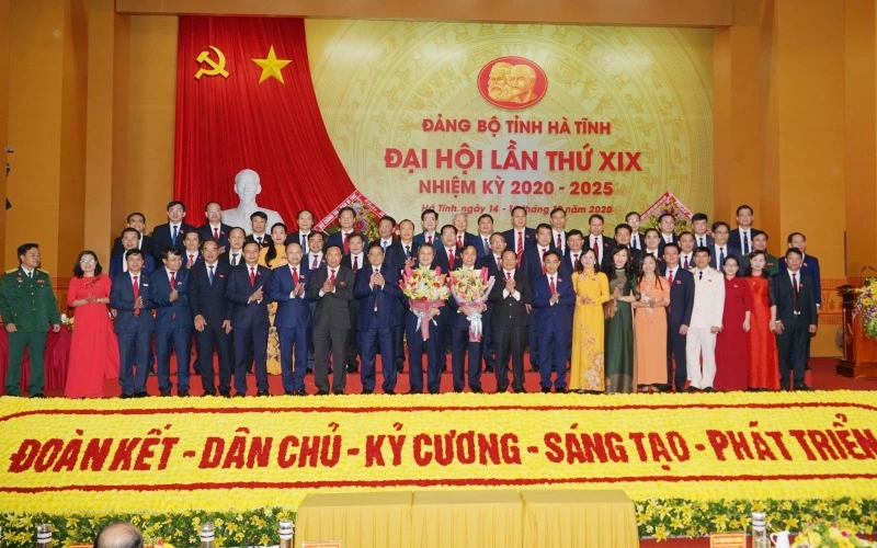 Ban Chấp hành Đảng bộ tỉnh Hà Tĩnh khóa 19 ra mắt Đại hội. 