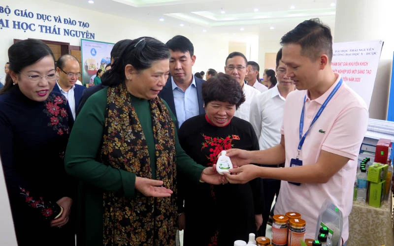 Đồng chí Tòng Thị Phóng thăm một số sản phẩm khoa học công nghệ của Đại học Thái Nguyên nghiên cứu, sản xuất.