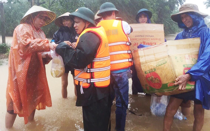 Lực lượng Biên phòng Quảng Trị tham gia ứng cứu người dân TP Đông Hà bị ngập lũ.