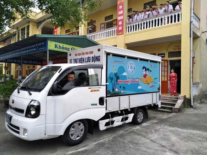 Mô hình thư viện lưu động đặt trên xe ô-tô đang phát huy hiệu quả ở tỉnh Thái Bình. 