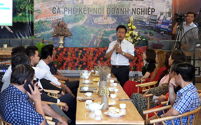 GS.TS Lê Quân, Phó Bí thư Tỉnh ủy, Chủ tịch UBND tỉnh Cà Mau trao đổi với doanh nghiệp tại buổi gặp gỡ kết nối doanh nghiệp.