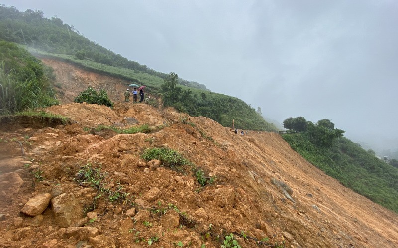 Khoảng 22.300 m3 đất đá từ núi cao tràn xuống vùi lấp hoàn toàn 300 m đường Trường Sơn Đông, đoạn qua địa bàn xã Sơn Long, huyện Sơn Tây, tỉnh Quảng Ngãi