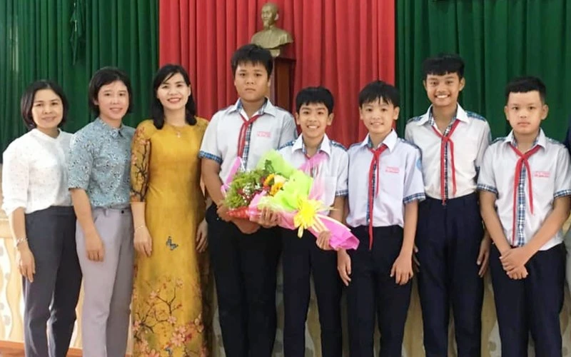 Lãnh đạo Phòng Giáo dục và Đào tạo huyện Trảng Bom khen thưởng em Trần Minh Đức.