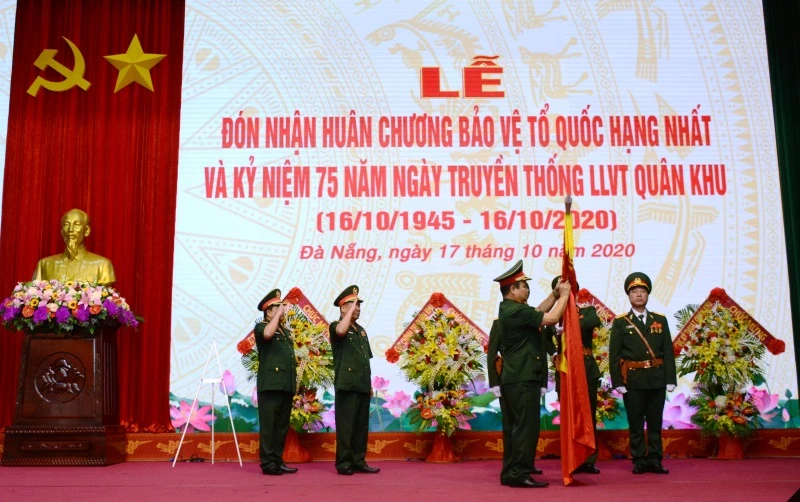 Thượng tướng Lê Chiêm, Thứ trưởng Quốc phòng gắn Huân chương lên lá cờ truyền thống của LLVT Quân khu 5.