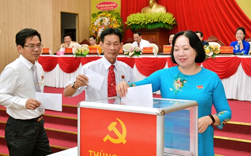 Các đại biểu bỏ phiếu bầu Ban Chấp hành Đảng bộ tỉnh, nhiệm kỳ 2020 - 2025.