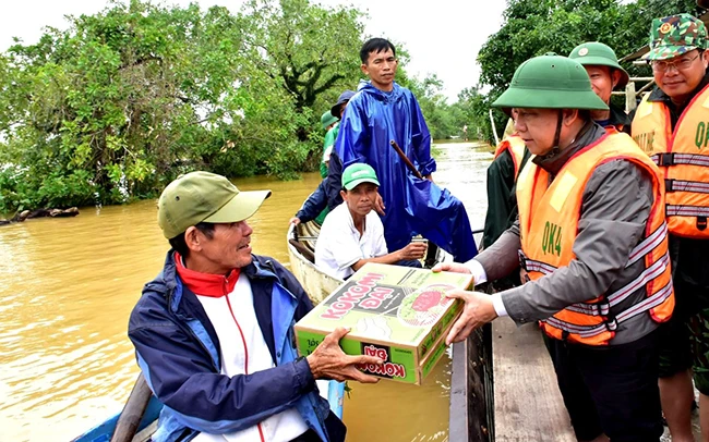 Lãnh đạo UBND tỉnh Thừa Thiên Huế kiểm tra vùng xung yếu và trao quà tặng người dân huyện Phong Điền.
