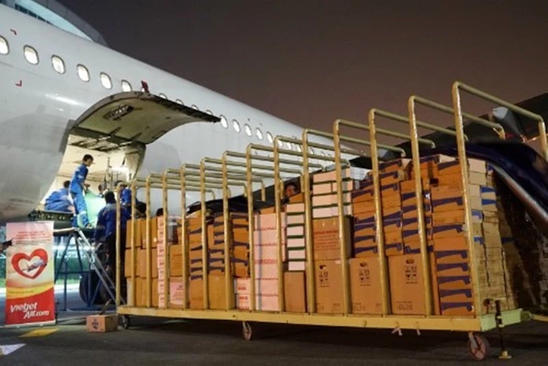 Các hãng hàng không đồng loạt vận chuyển miễn phí hàng hoá cứu trợ cho vùng lũ