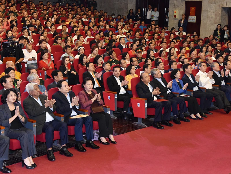Thủ tướng Nguyễn Xuân Phúc, Chủ tịch Quốc hội Nguyễn Thị Kim Ngân và các đại biểu dự chương trình.