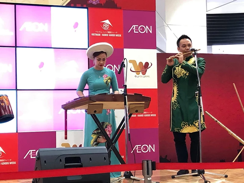 Nghệ sĩ Nguyễn Ngọc Anh (bên phải) biểu diễn trong một chương trình nghệ thuật.