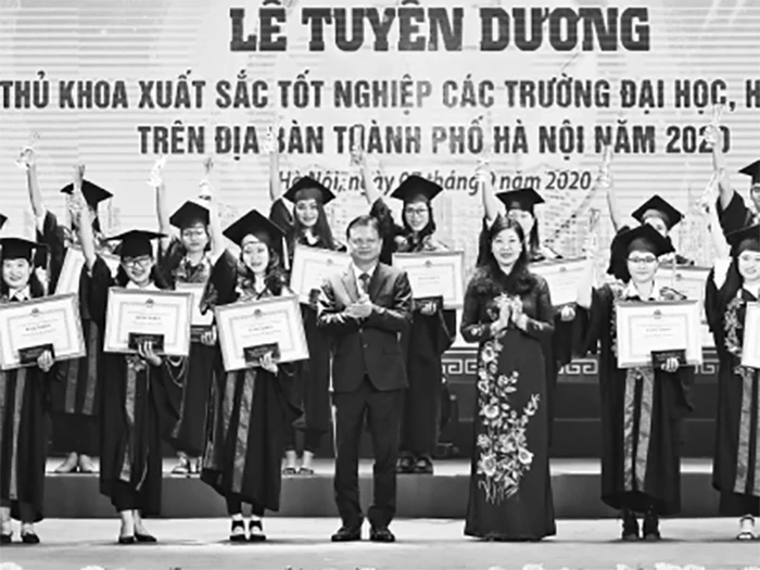 Nguyễn Thị Năm (hàng đầu, thứ hai từ phải qua) tại Lễ tuyên dương thủ khoa xuất sắc tốt nghiệp các trường đại học, học viện trên địa bàn TP Hà Nội năm 2020.