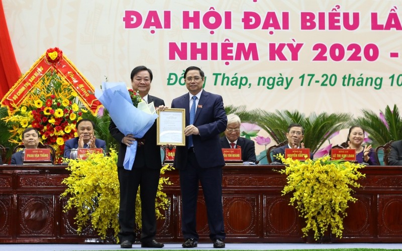 Đồng chí Lê Minh Hoan (trái) nhận quyết định tham gia Ban Cán sự đảng Bộ Nông nghiệp và Phát triển nông thôn.