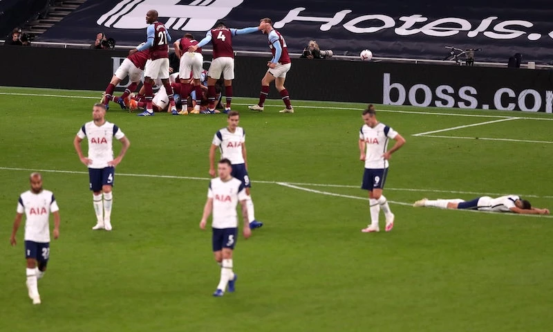 Các cầu thủ Tottenham (áo trắng) thất vọng rời sân.