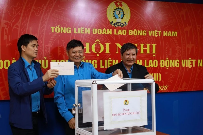 Lãnh đạo Tổng Liên đoàn Lao động Việt Nam tham gia quyên góp ủng hộ đồng bào bị lũ lụt.