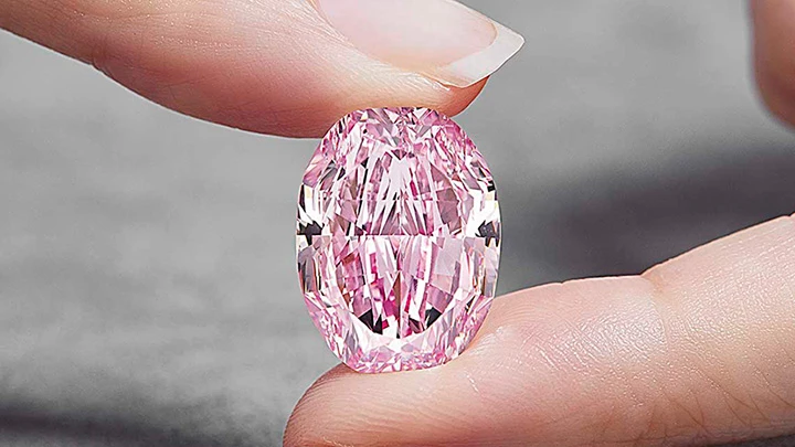 Đấu giá viên kim cương hồng siêu hiếm