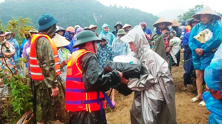 Bộ đội Biên phòng Quảng Bình cứu trợ lương thực cho bà con vùng biên giới do mưa lũ.