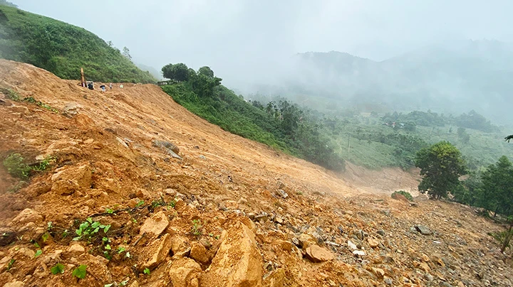 Hơn 22.300 m3 đất đá tràn xuống vùi lấp hoàn toàn 300 m đường giao thông đoạn qua địa phận xã Sơn Long (huyện Sơn Tây, tỉnh Quảng Ngãi). 