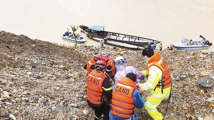 Lực lượng cứu hộ cứu nạn vượt theo đường thủy lên thủy điện Rào Trăng 4, sau đó di chuyển thuyền, ca-nô băng rừng để đến Rào Trăng 3.