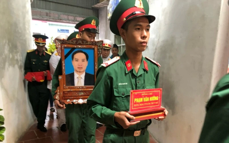 Đưa di ảnh và tro cốt liệt sĩ Phạm Văn Hướng về quê nhà Đông Hưng, tỉnh Thái Bình.