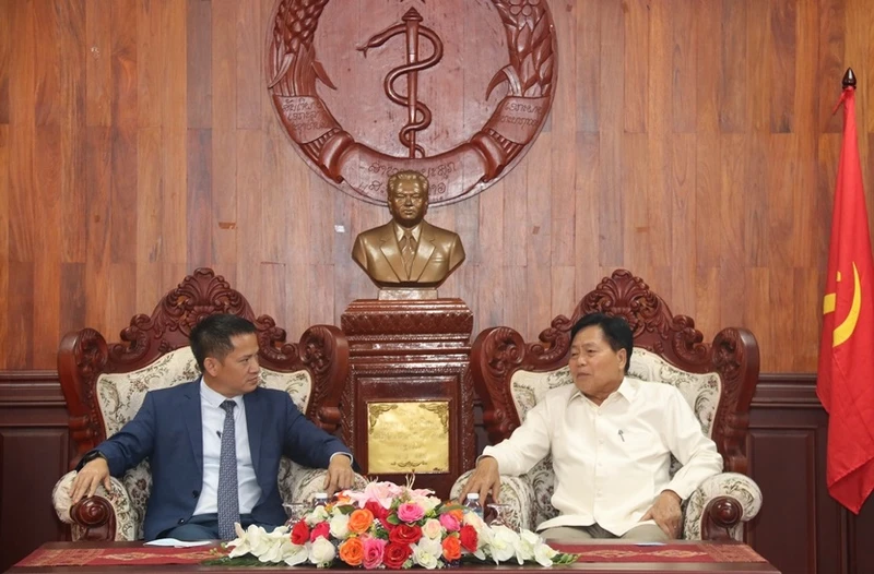 Tổng giám đốc VietinBank Lào Lê Quốc Nam (trái) chia sẻ những khó khăn do đại dịch Covid-19 gây ra đối với Chính phủ và người dân Lào.
